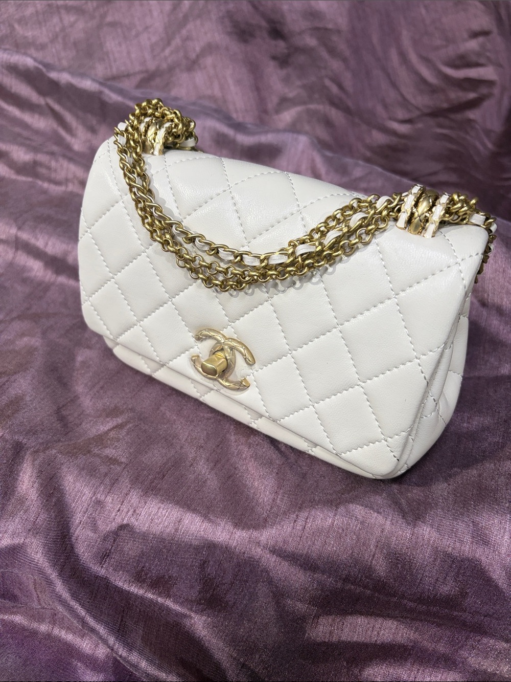 CHANEL White Quilted Leather Shoulder Bag with Gold Chain and CC Lock